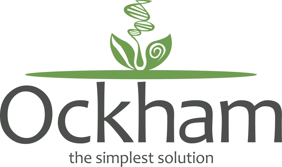 Logotipo da Ockham Bioscience. Na parte superior, um broto com duas folhas verdes e uma haste em espiral de hélice de DNA sobre uma linha horizontal verde. Abaixo, a palavra Ockham em fonte grafite e o slogan the simplest solution em letras menores.